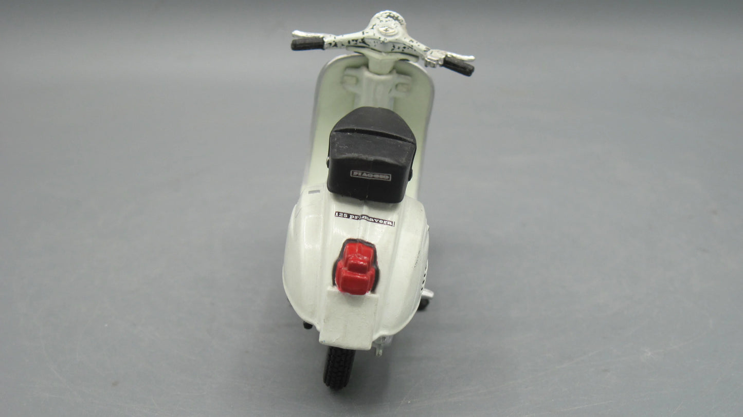 Maisto   Vespa 125 Primavera 1976 White