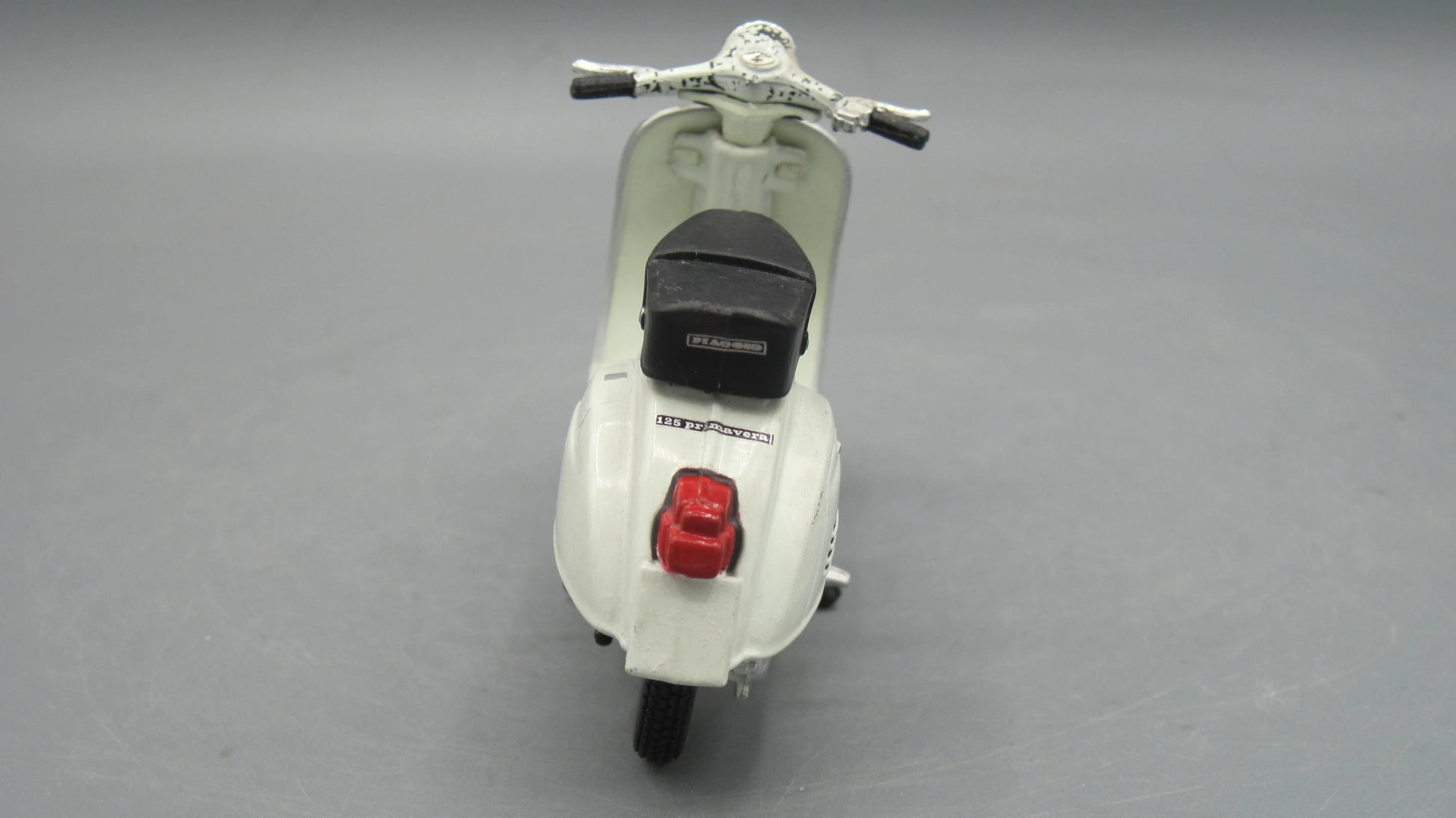 Maisto   Vespa 125 Primavera 1976 White