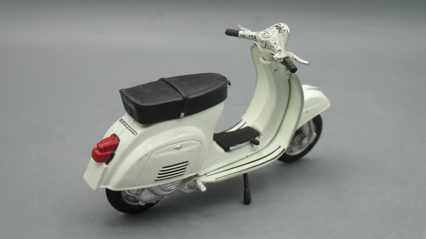 Maisto   Vespa 125 Primavera 1976 White