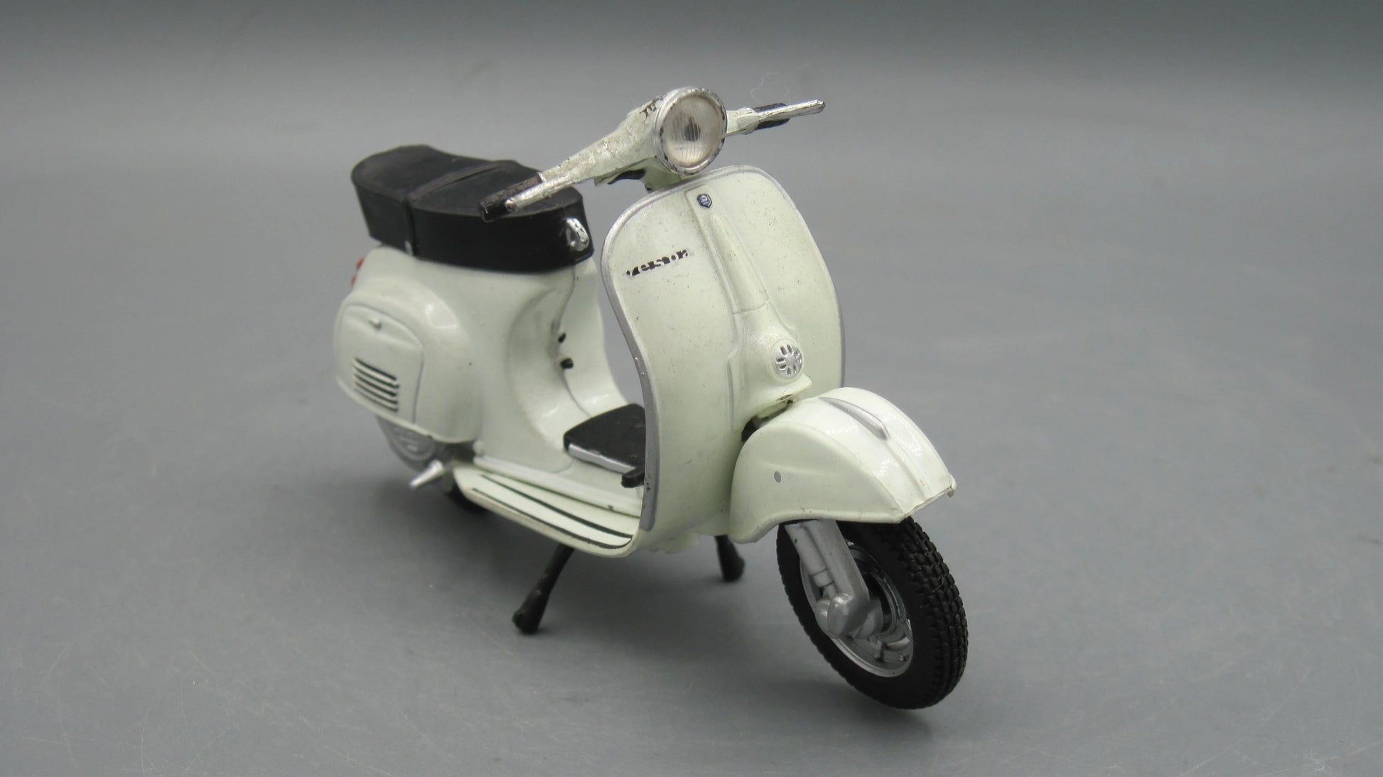 Maisto   Vespa 125 Primavera 1976 White