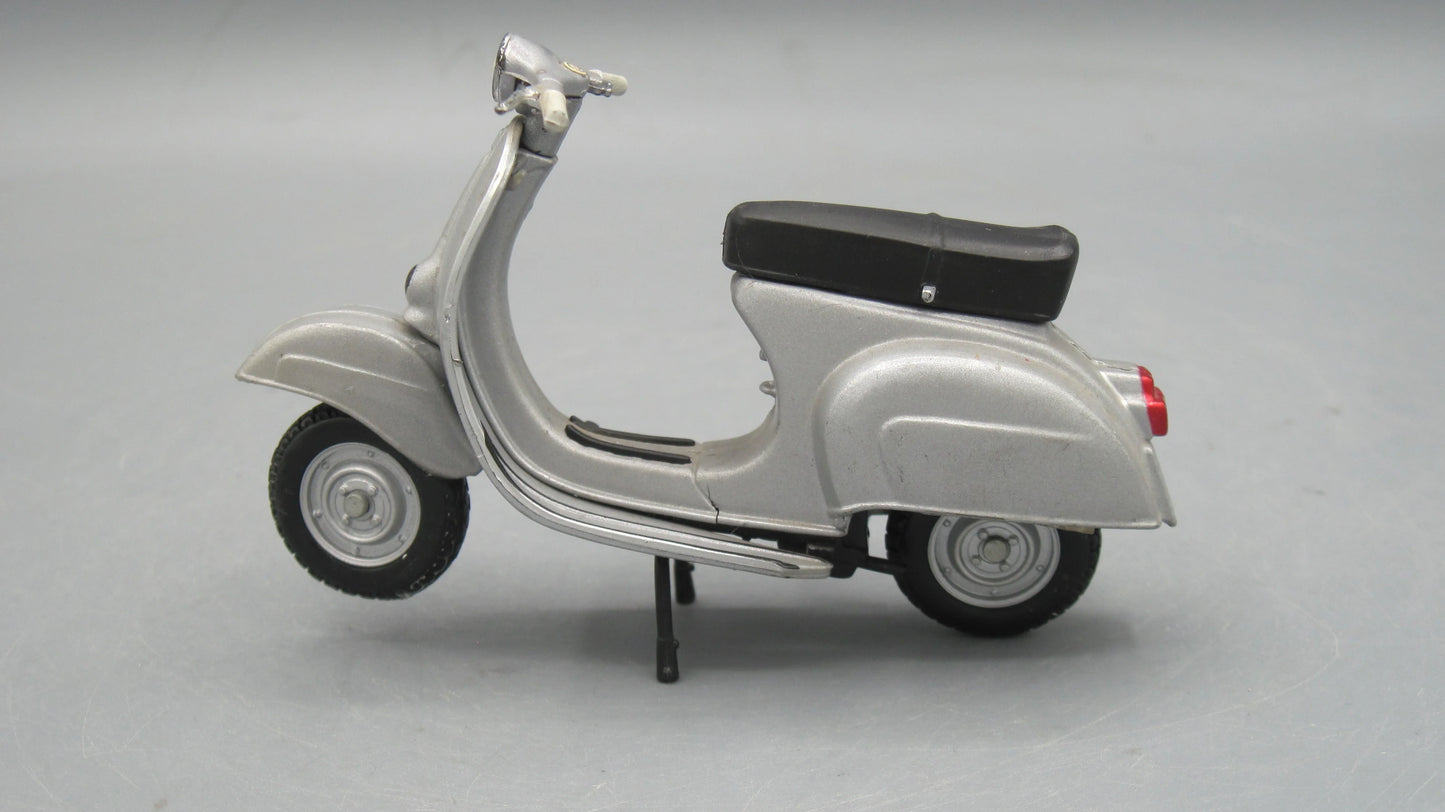 Maisto   Vespa 150 1956 Grey
