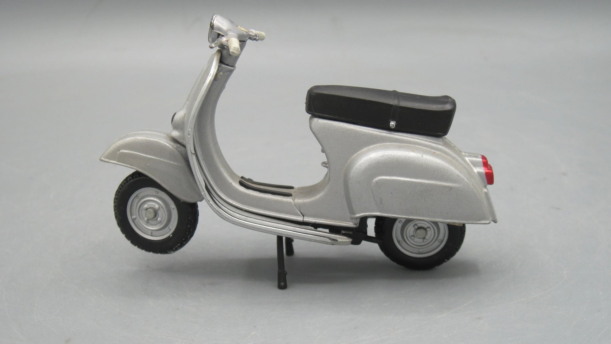 Maisto   Vespa 150 1956 Grey