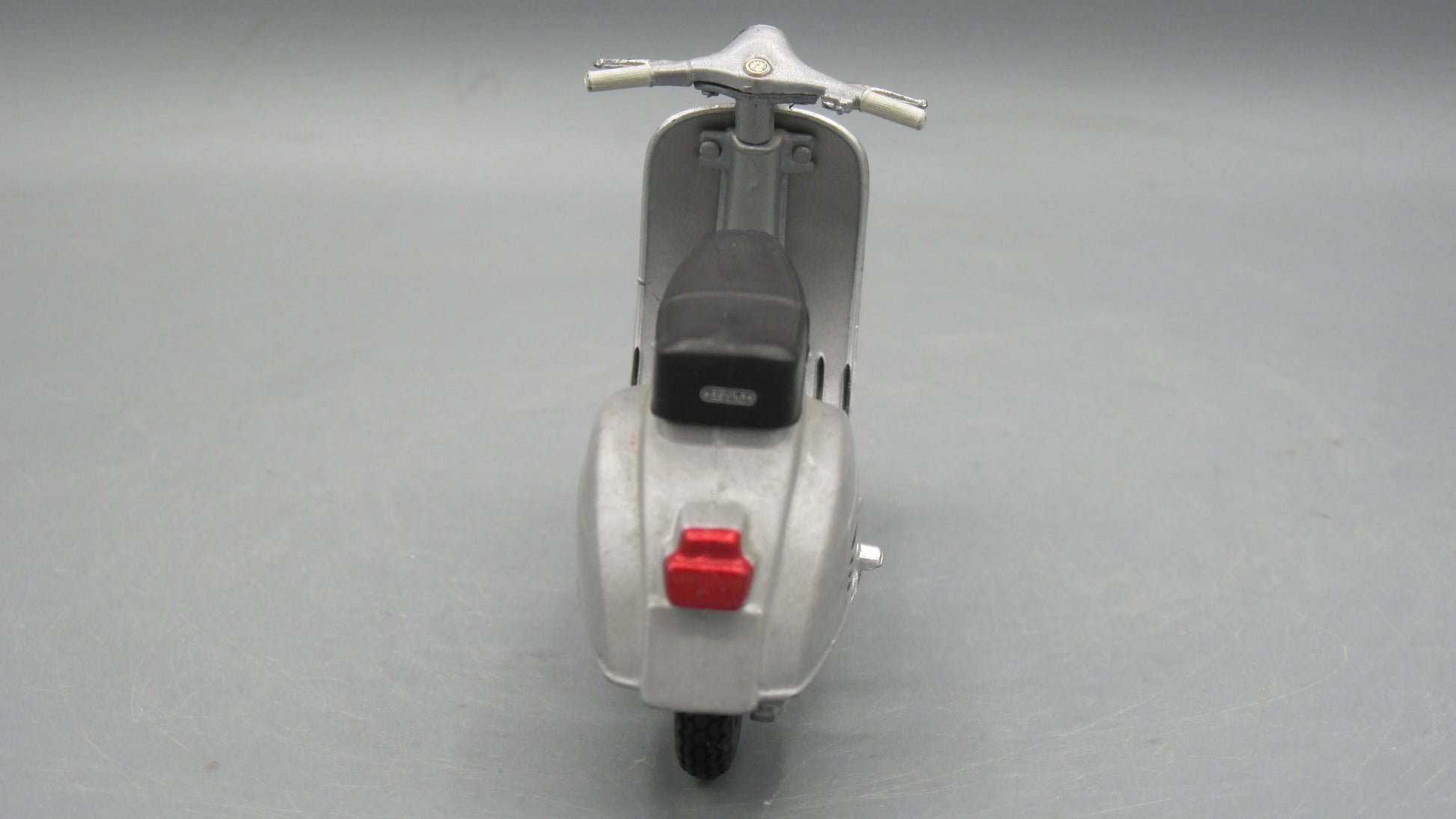 Maisto   Vespa 150 1956 Grey