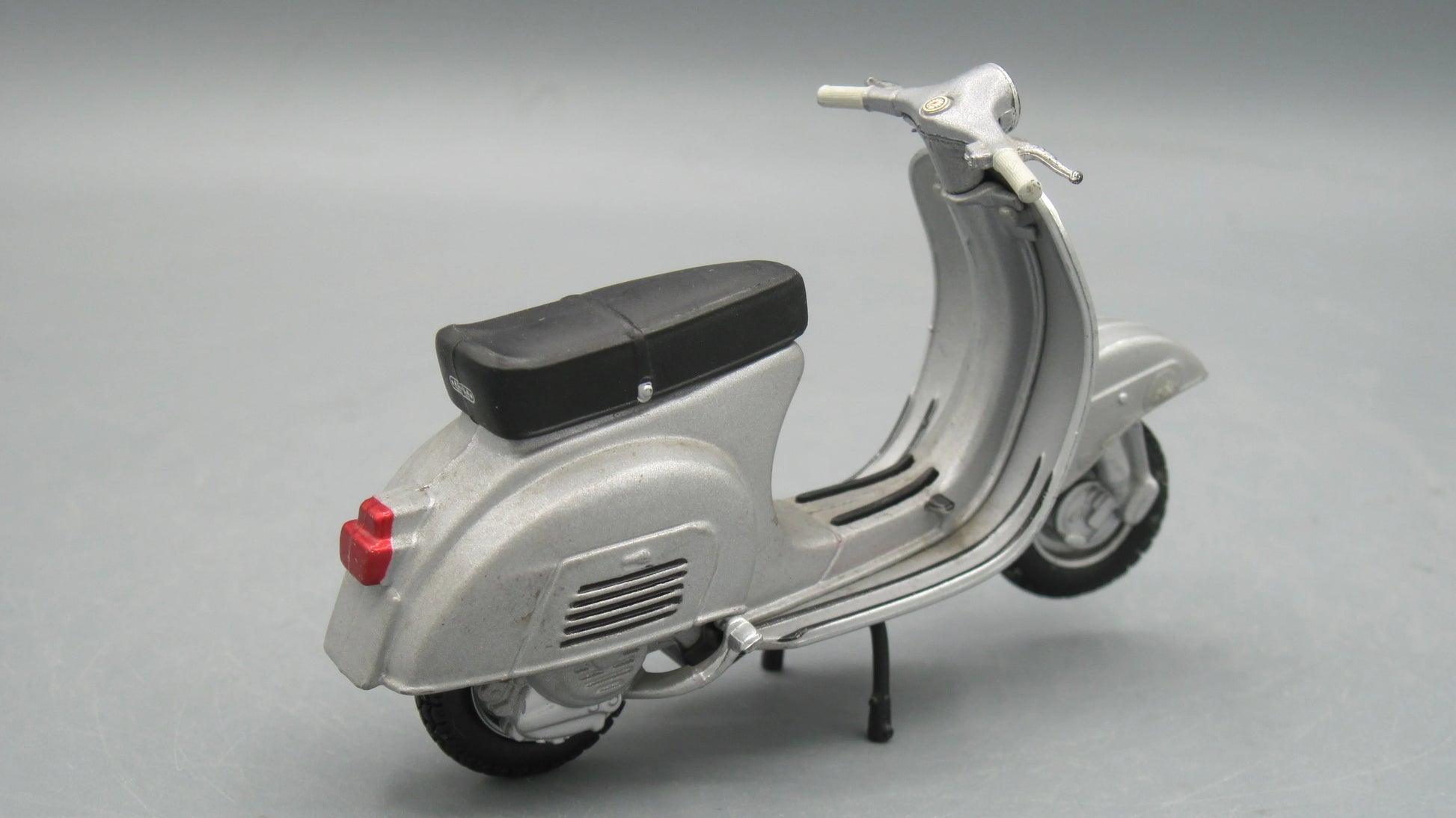 Maisto   Vespa 150 1956 Grey
