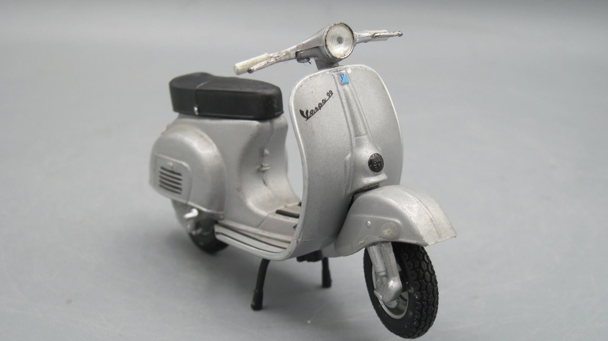 Maisto   Vespa 150 1956 Grey