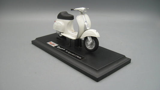 Maisto   Vespa 50 Special with base 1969 Beige