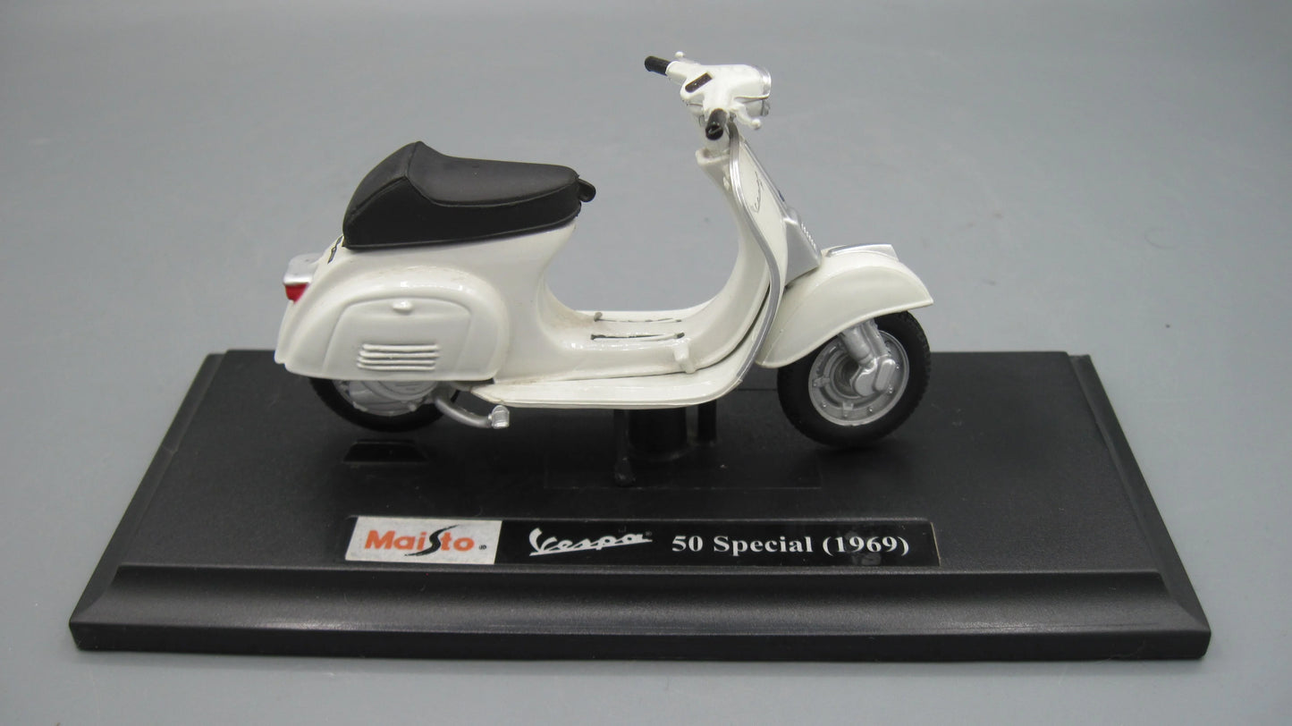 Maisto   Vespa 50 Special with base 1969 Beige