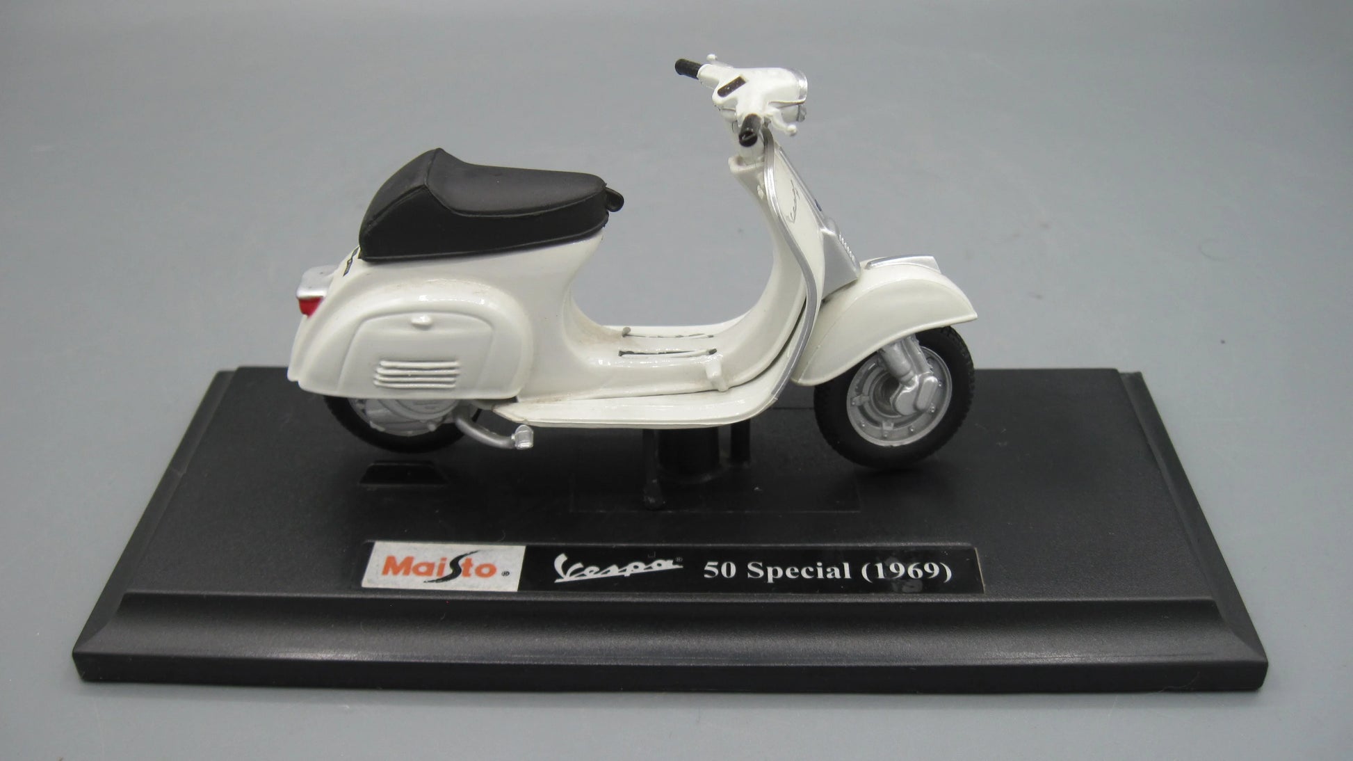 Maisto   Vespa 50 Special with base 1969 Beige