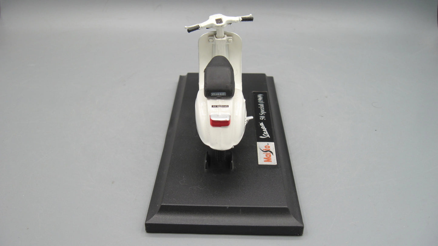 Maisto   Vespa 50 Special with base 1969 Beige