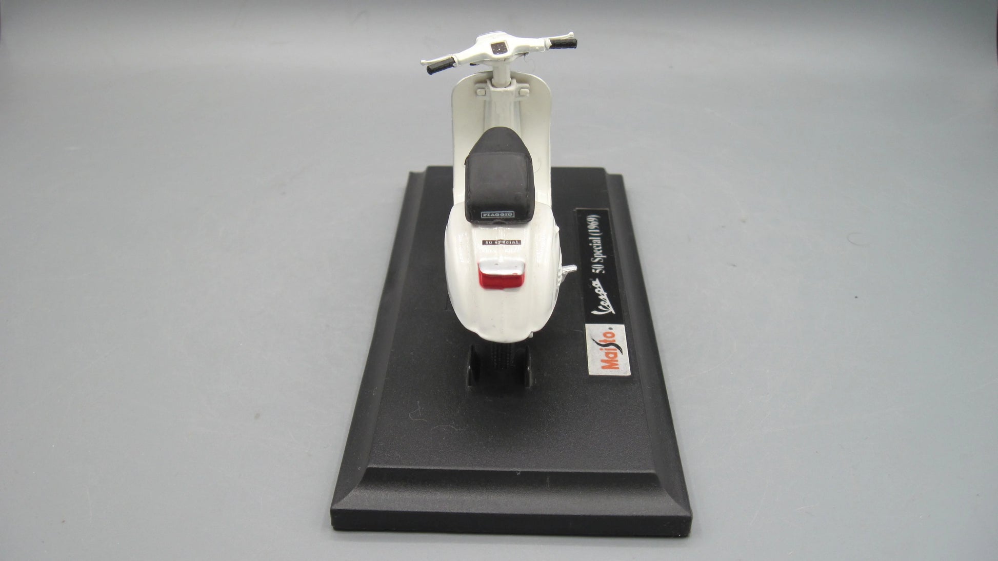 Maisto   Vespa 50 Special with base 1969 Beige