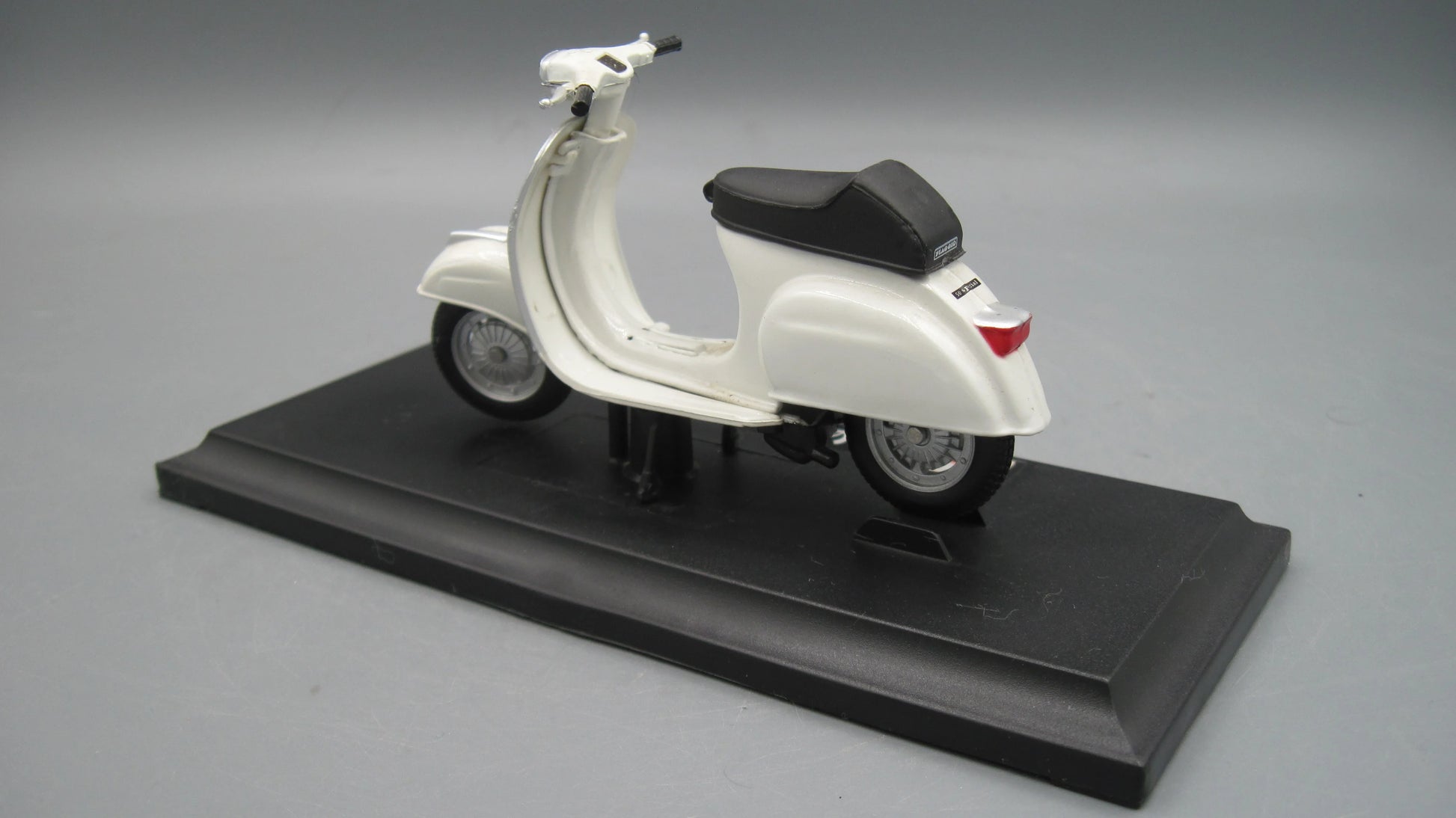 Maisto   Vespa 50 Special with base 1969 Beige