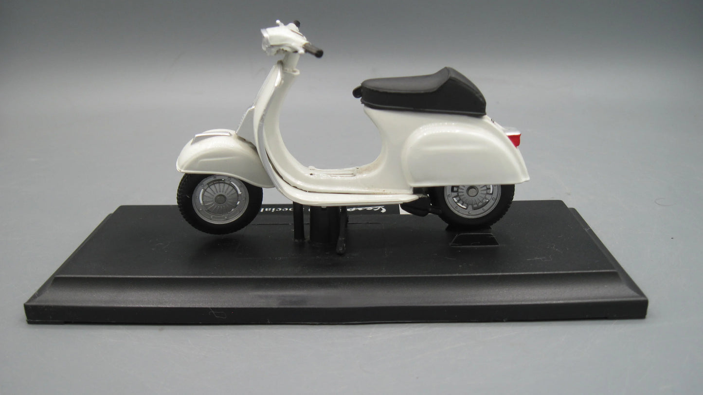 Maisto   Vespa 50 Special with base 1969 Beige