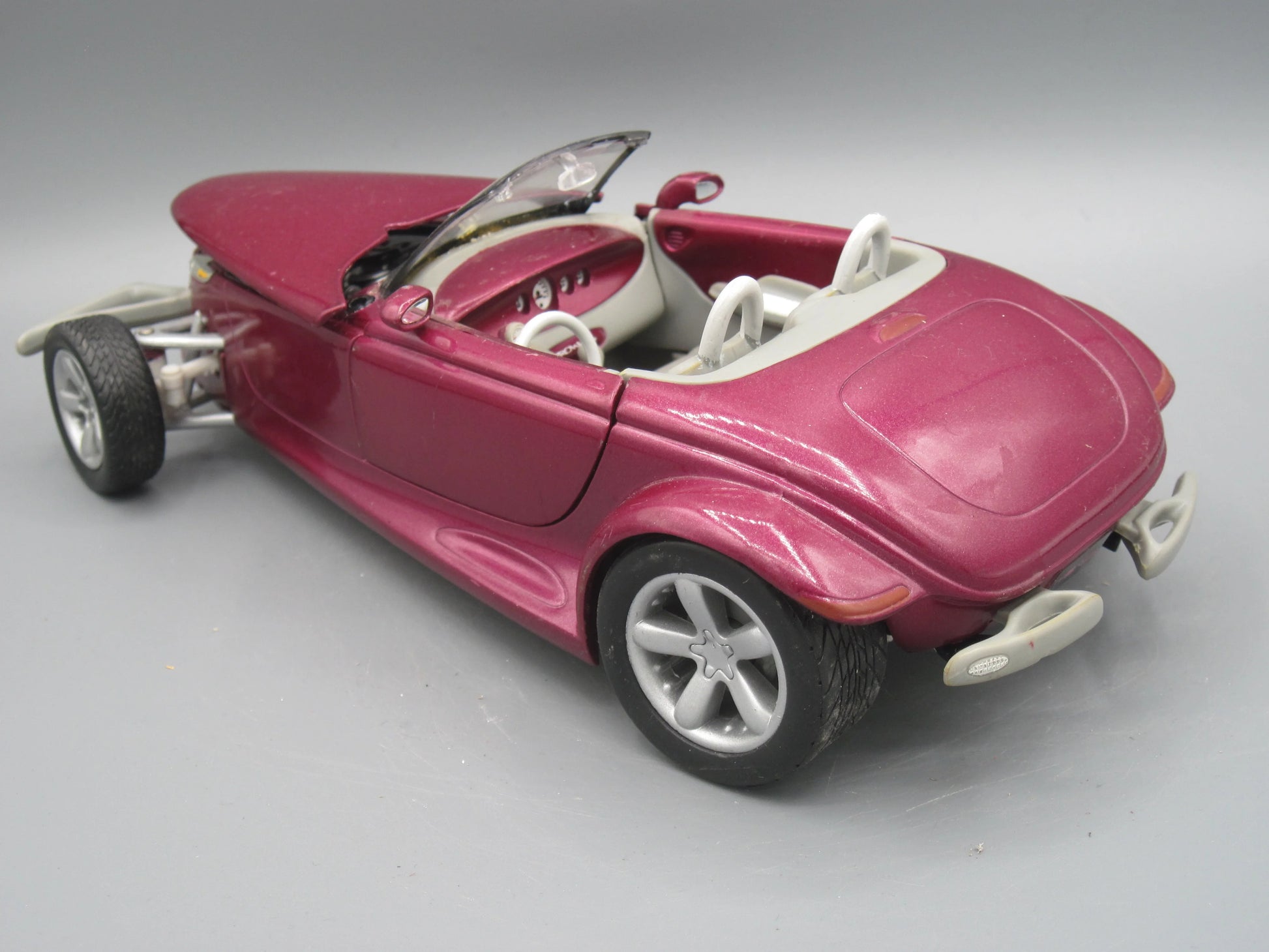 ERTL   Plymouth Prowler  Magenta