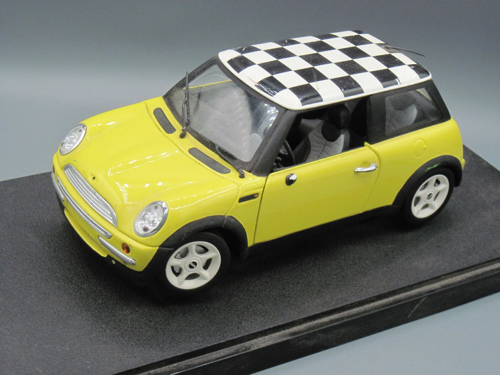 Hot Wheels   Mini Cooper with Base  Yellow
