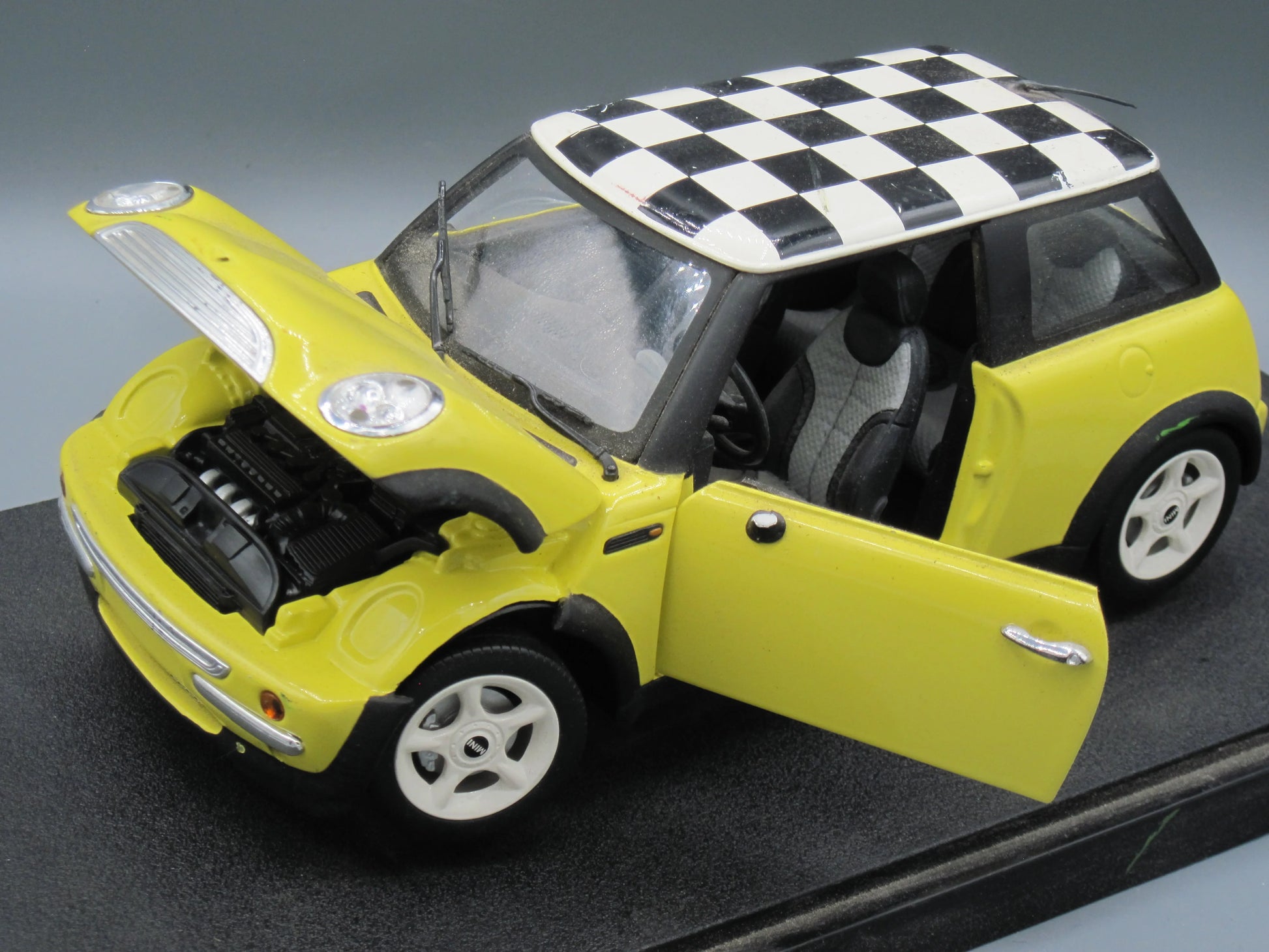 Hot Wheels   Mini Cooper with Base  Yellow