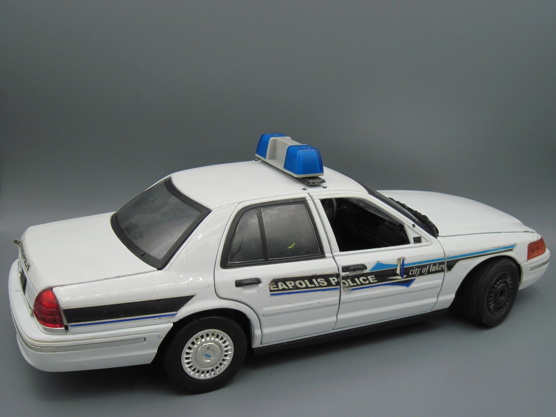 Motor Max  Special Edition Ford Crown Victoria Interceptor  White Police Edition