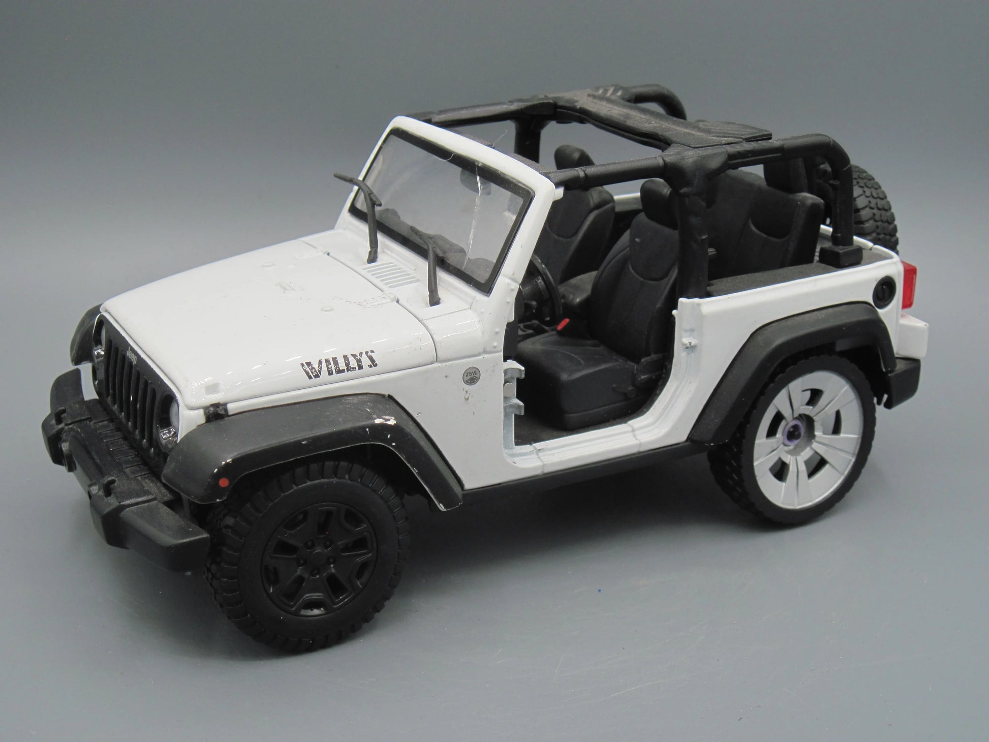 Maisto   Jeep Willy's Wrangler  White