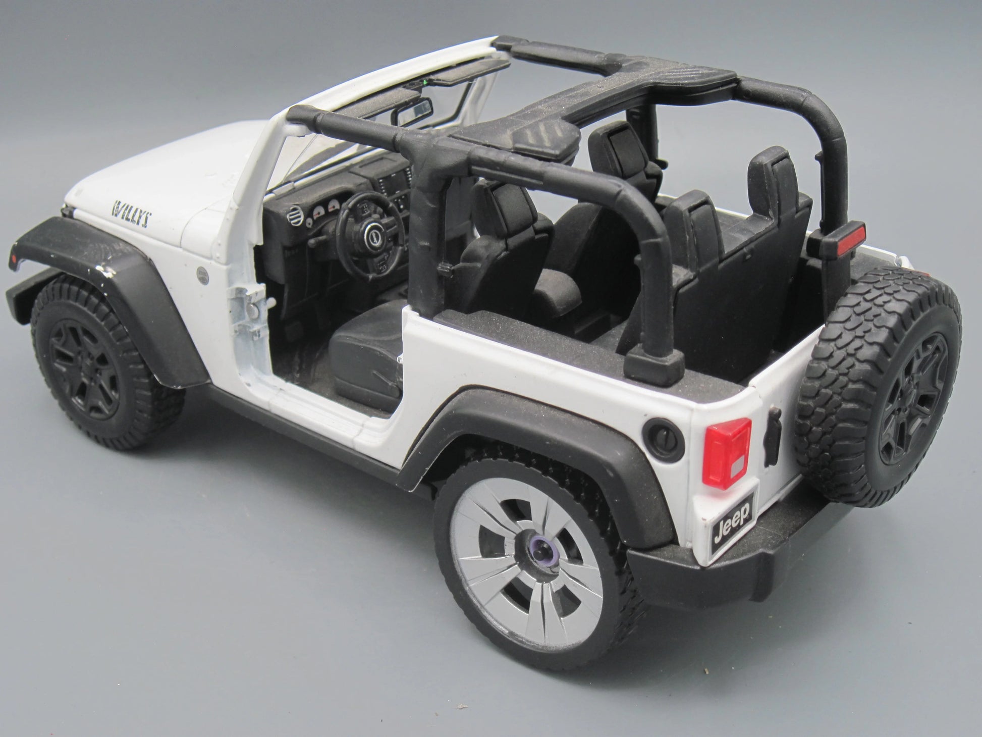 Maisto   Jeep Willy's Wrangler  White