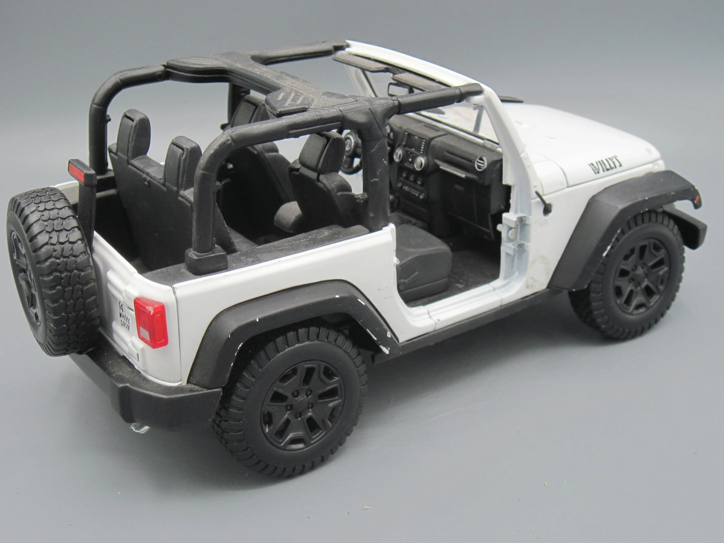 Maisto   Jeep Willy's Wrangler  White