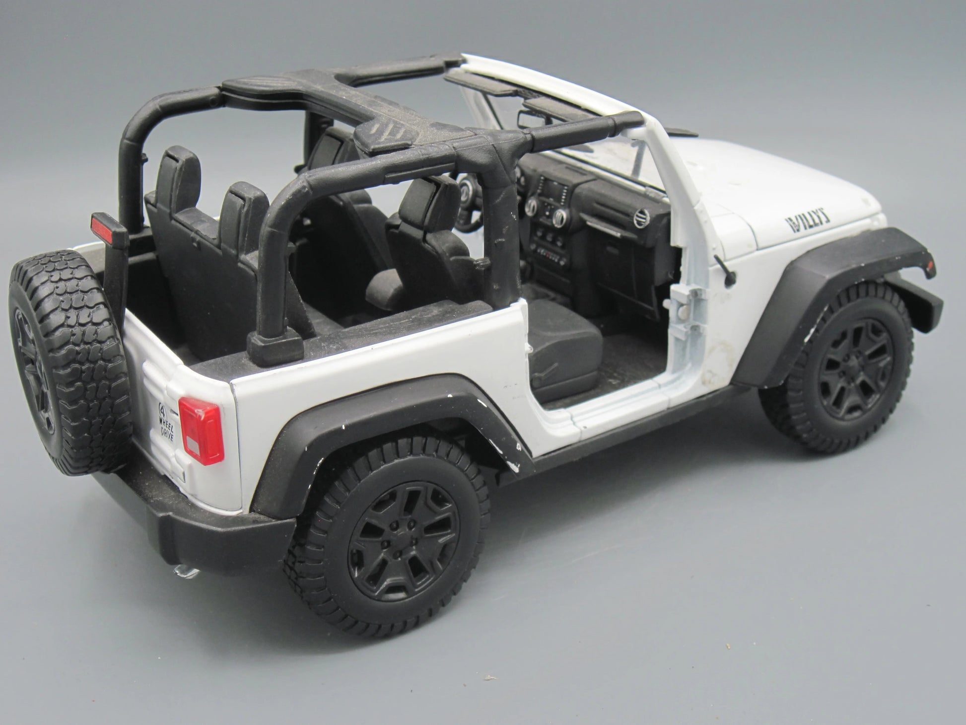 Maisto   Jeep Willy's Wrangler  White