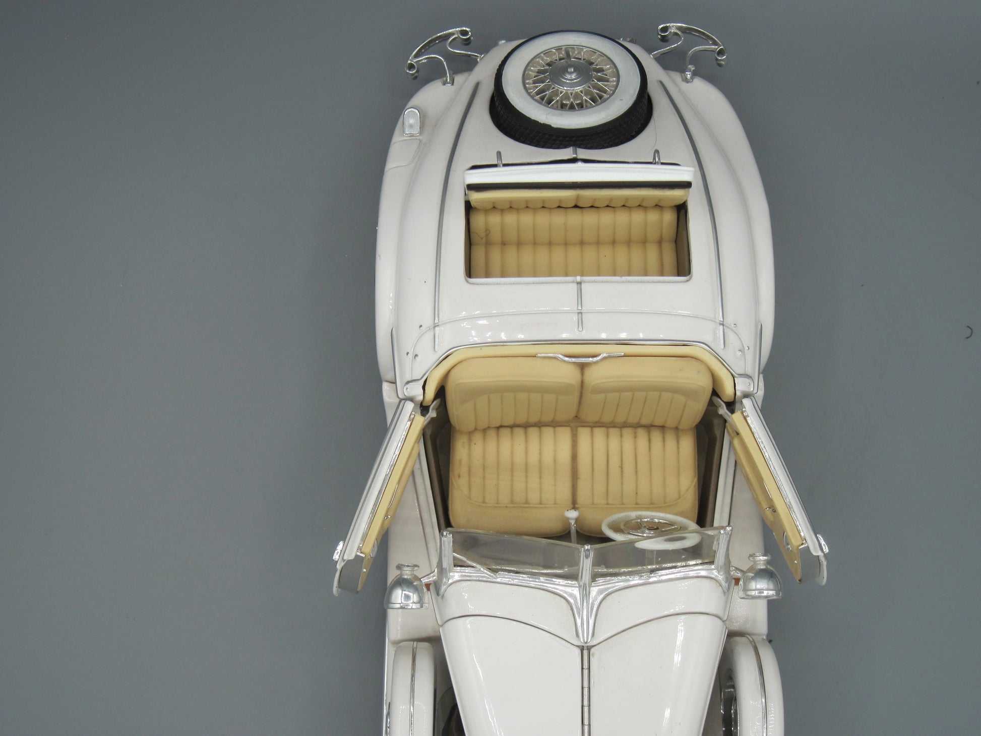 Maisto  Special Edition Mercedes-Benz 500 K 1936 White Special Roadster