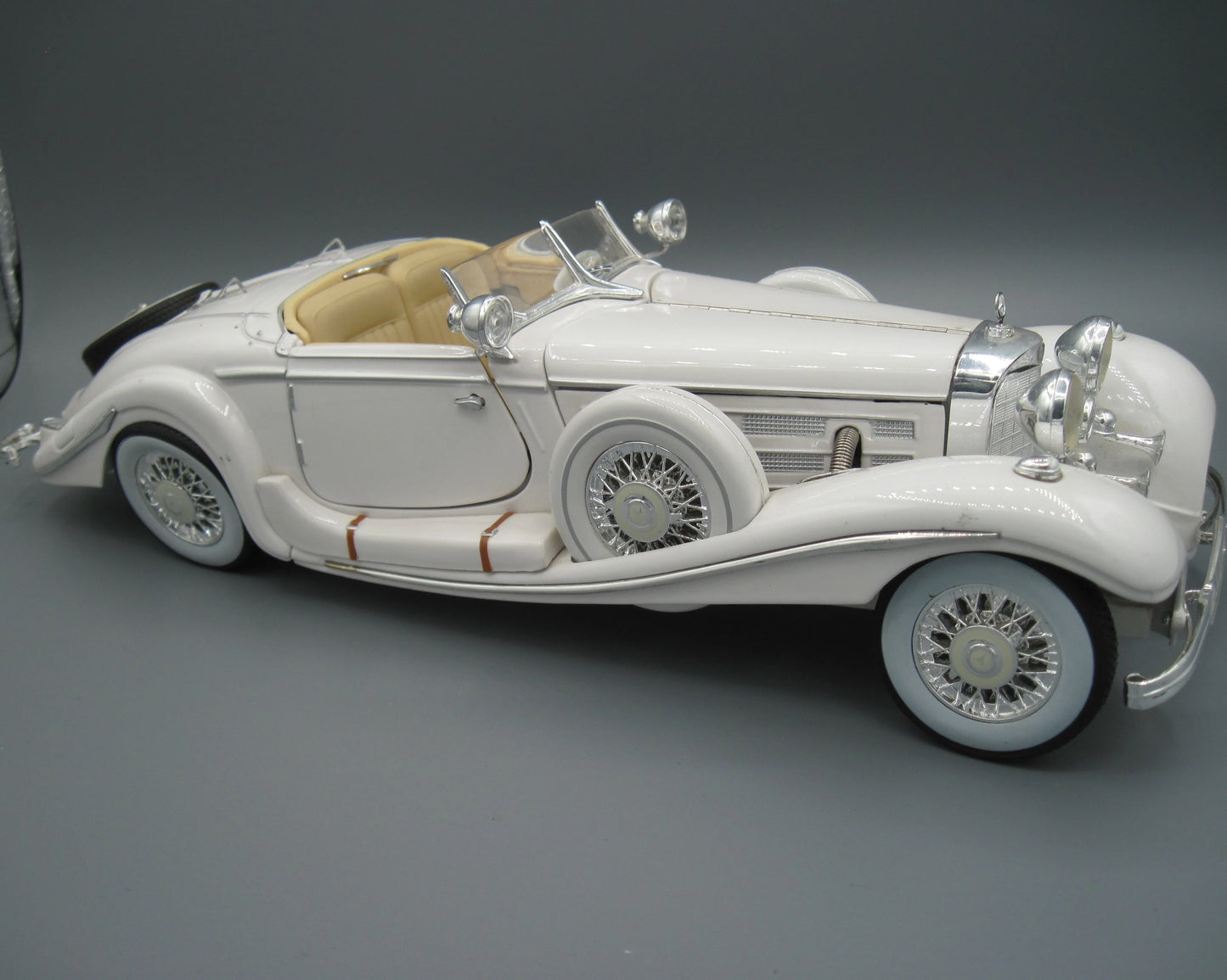 Maisto  Special Edition Mercedes-Benz 500 K 1936 White Special Roadster