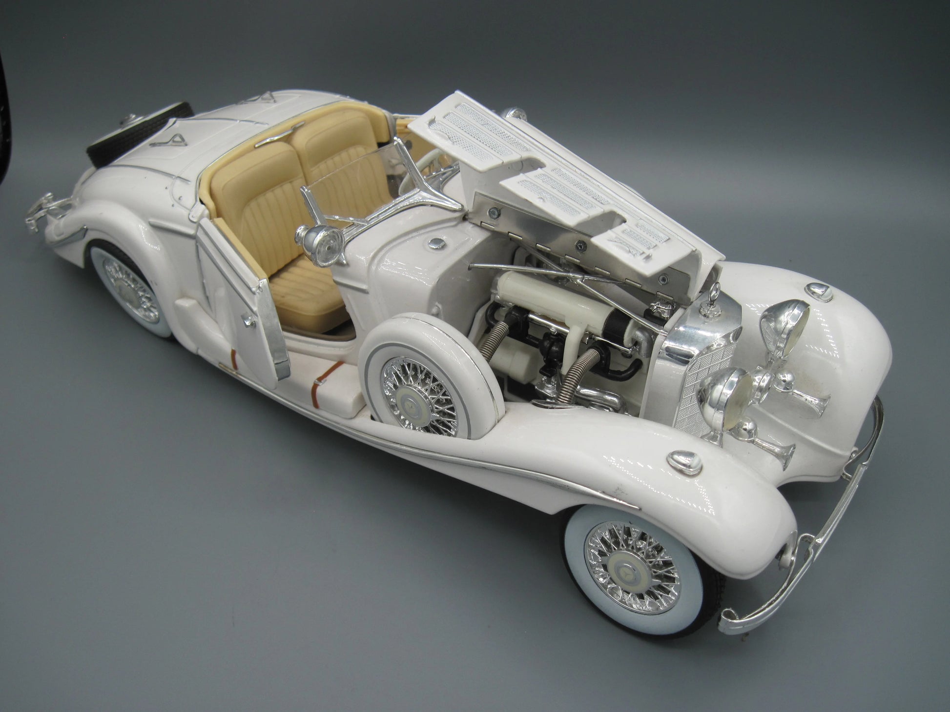 Maisto  Special Edition Mercedes-Benz 500 K 1936 White Special Roadster