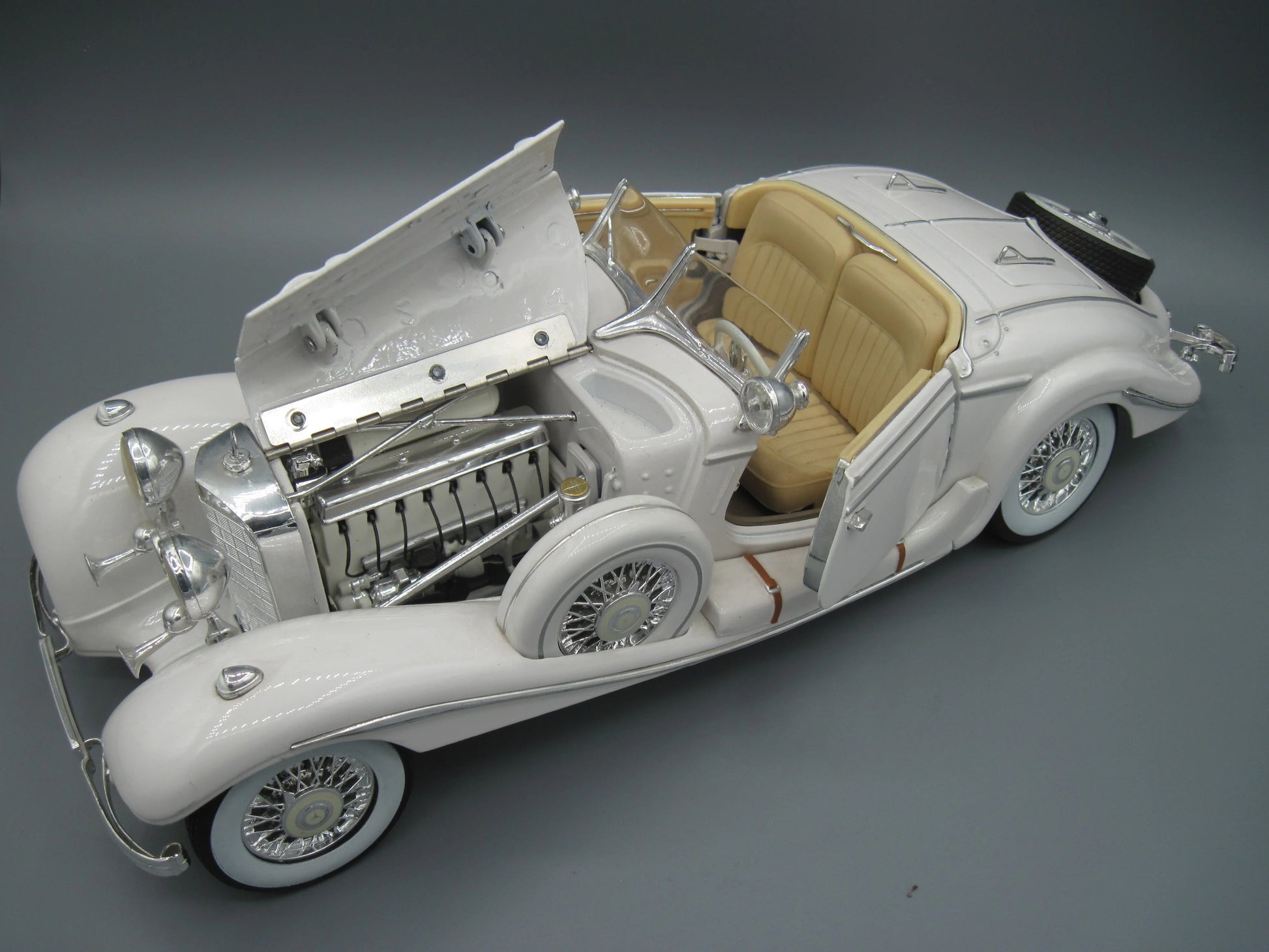 Maisto  Special Edition Mercedes-Benz 500 K 1936 White Special Roadster