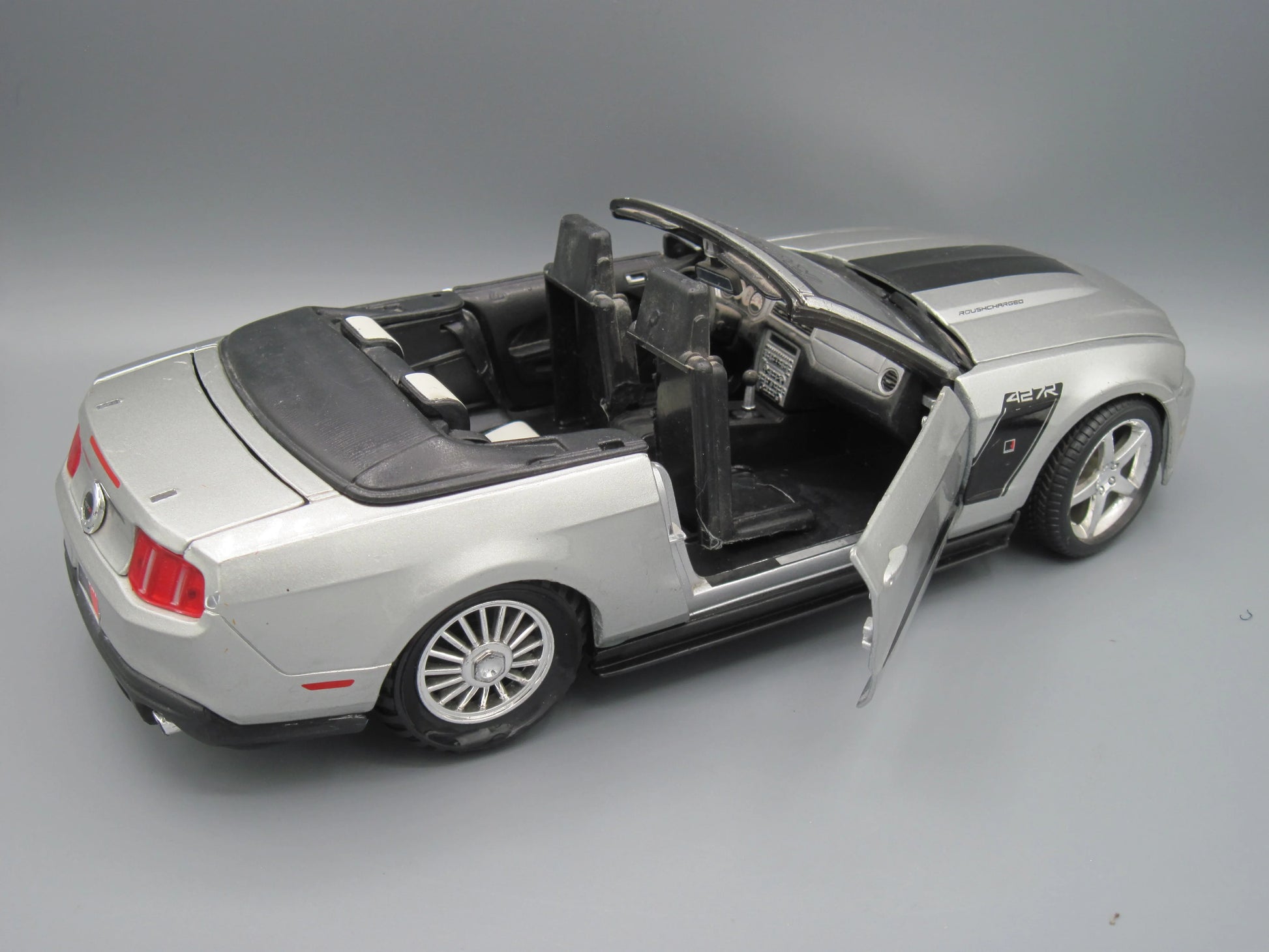 Maisto  Special Edition Ford Mustang Roush 427R 2010 Silver