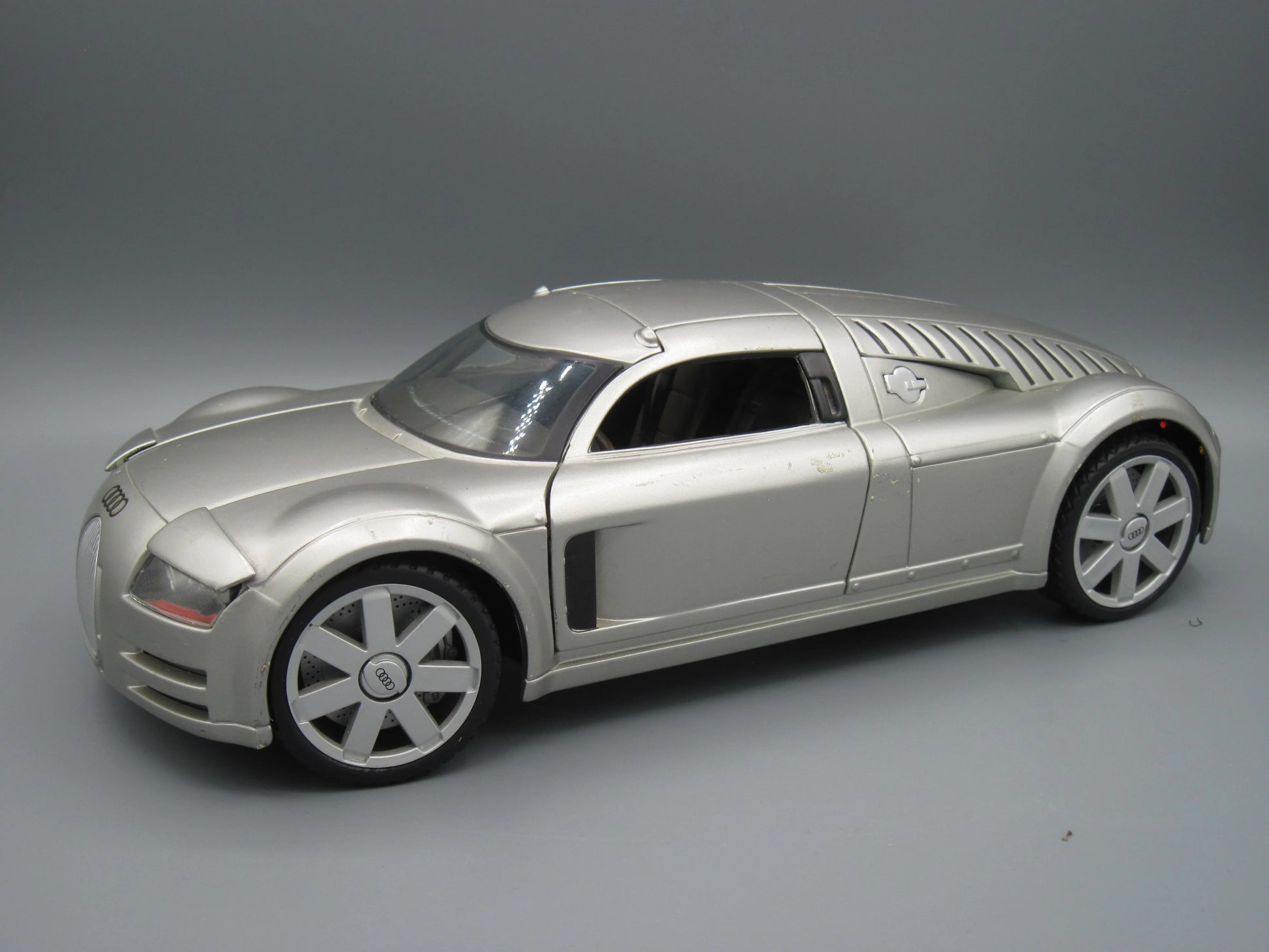 Maisto  Special Edition Audi Supersportswagen Rosemeyer  Silver