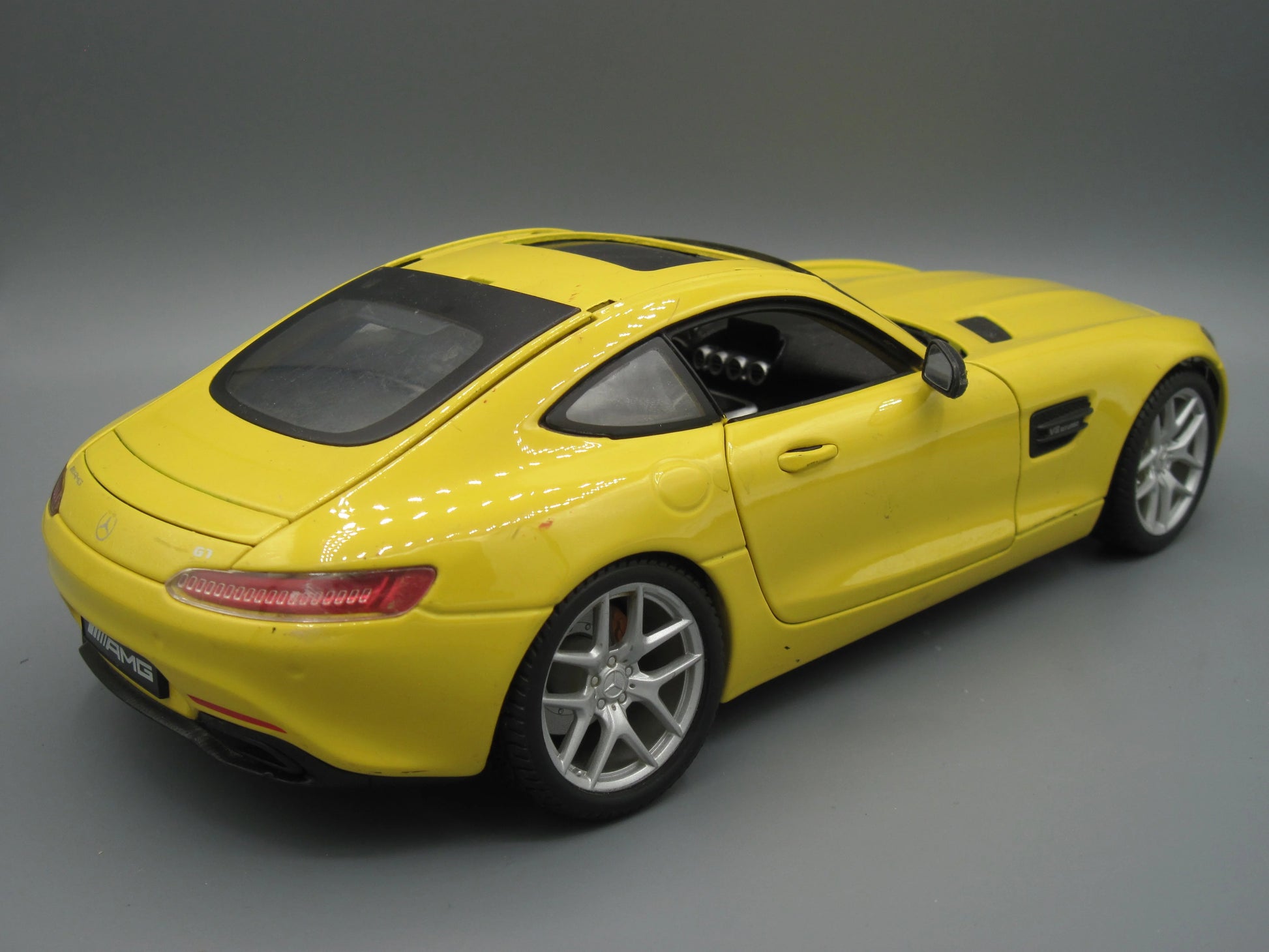 Maisto  Special Edition Mercedes AMG GT  Yellow