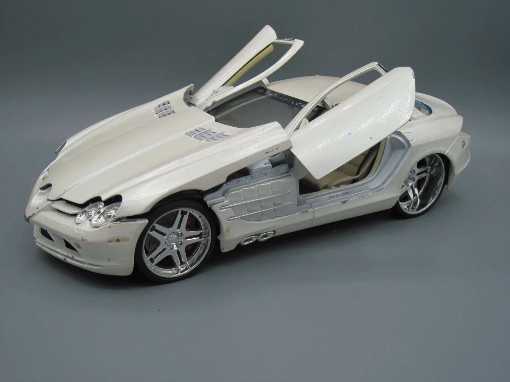 Maisto  Special Edition Mercedes-Benz SlR McLaren  White