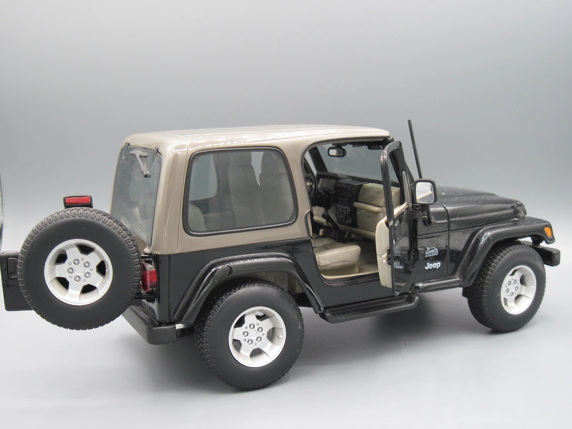 Maisto  Special Edition Jeep Wrangler Sahara (Daimler Chrysler) 2003 Black