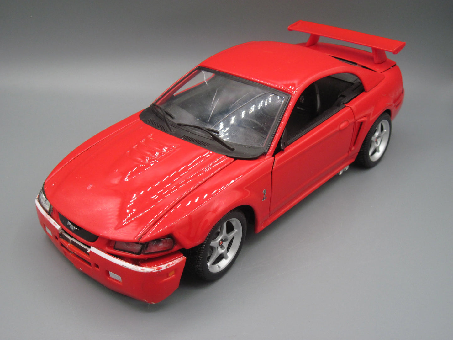Maisto   Ford Mustang SVT Cobra R 2000 Red