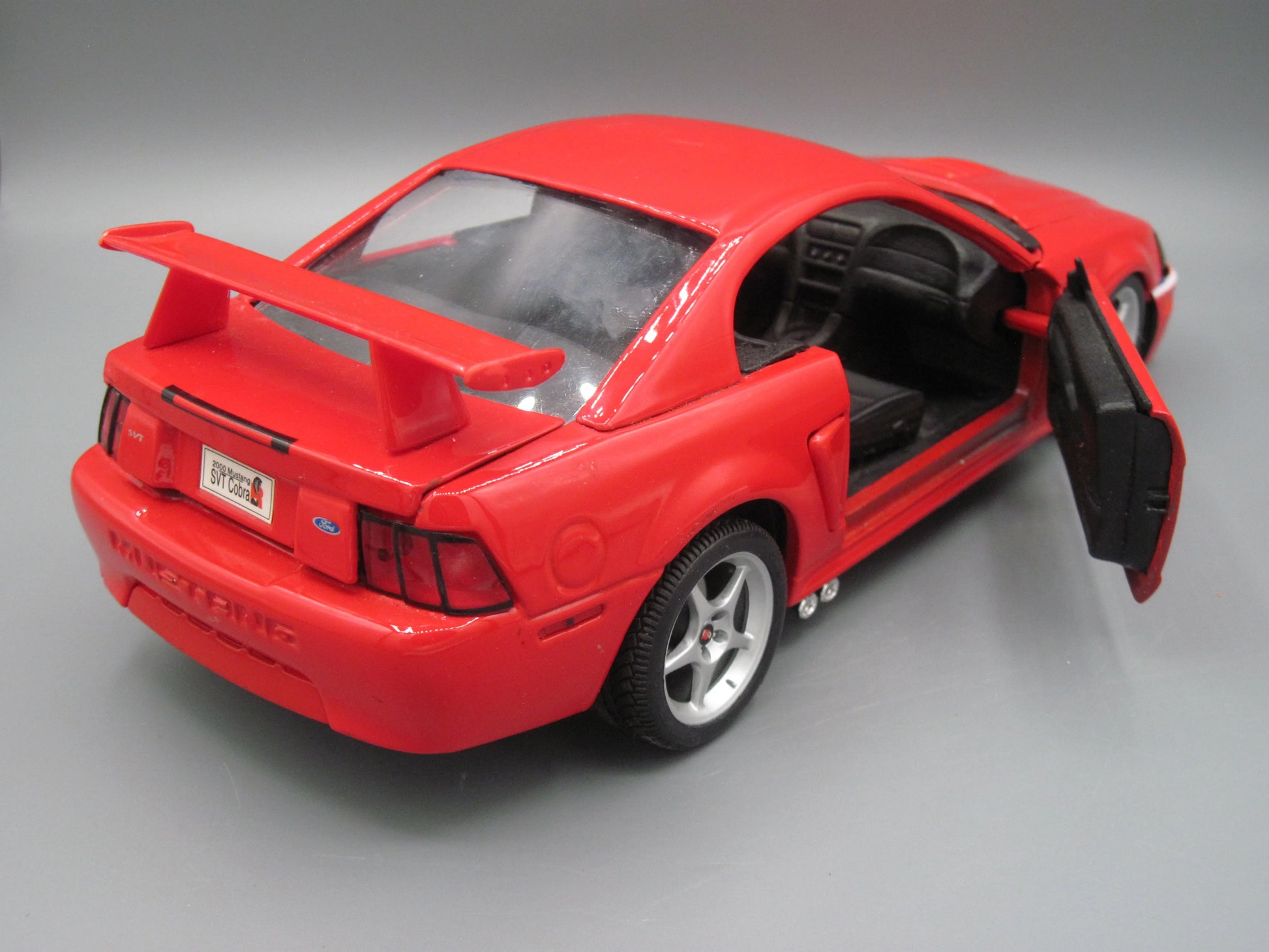 Maisto   Ford Mustang SVT Cobra R 2000 Red
