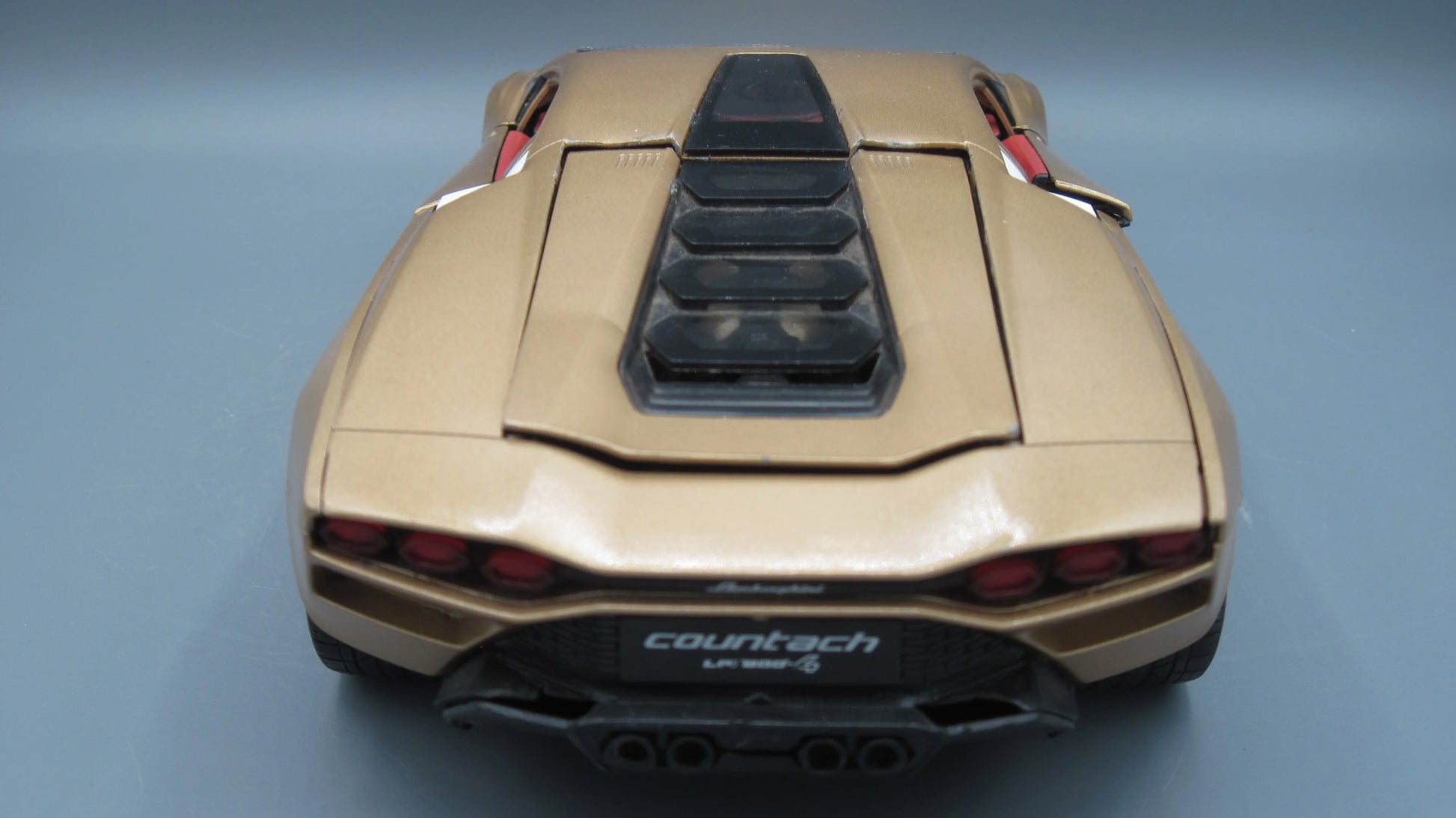 Maisto   Lamborghini Countach LPI 800-4  Golden