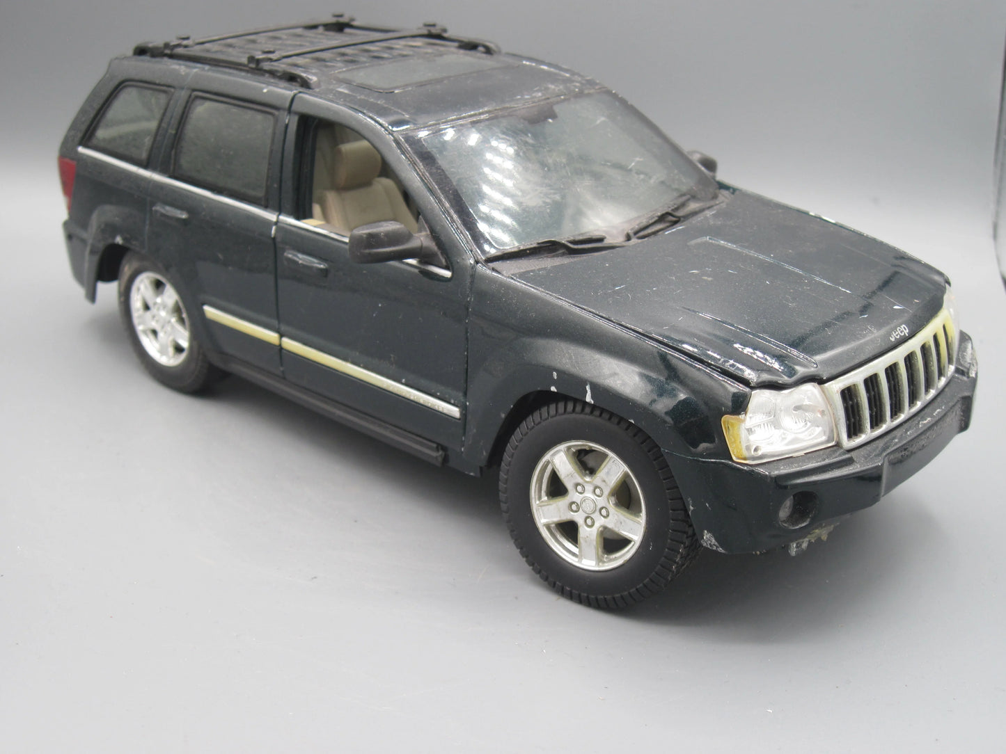Maisto   Chrysler Jeep Grand Cherokee 2005 Green