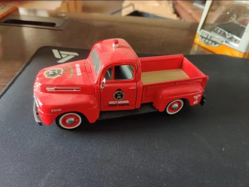 Maisto   Ford F-1 Pick up  Red
