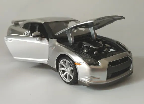 Maisto Special Edition  Nissan GT-R  Silver 