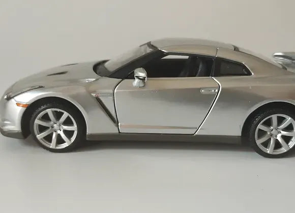 Maisto Special Edition  Nissan GT-R  Silver 