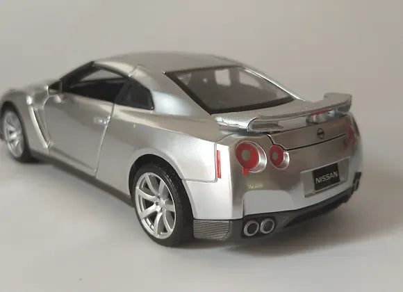 Maisto Special Edition  Nissan GT-R  Silver 