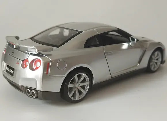 Maisto Special Edition  Nissan GT-R  Silver 