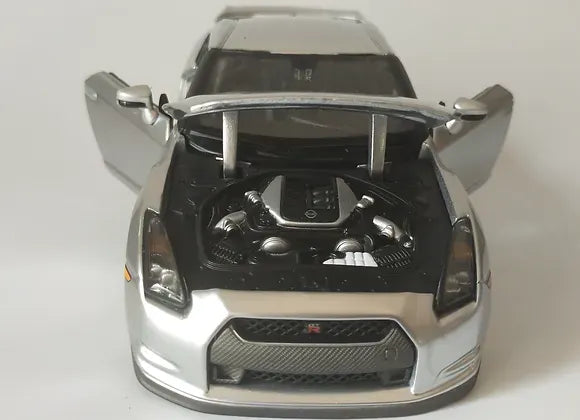 Maisto Special Edition  Nissan GT-R  Silver 