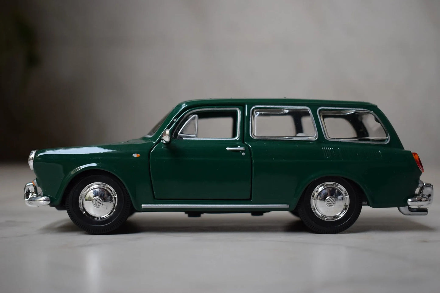 Maisto Special Edition  Volkswagen 1600 Squareback  Green 