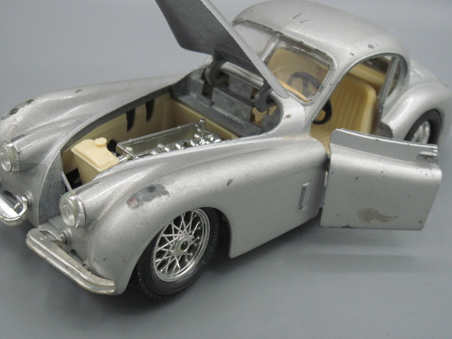 Bburago   Jaguar XK 120 1948 Grey