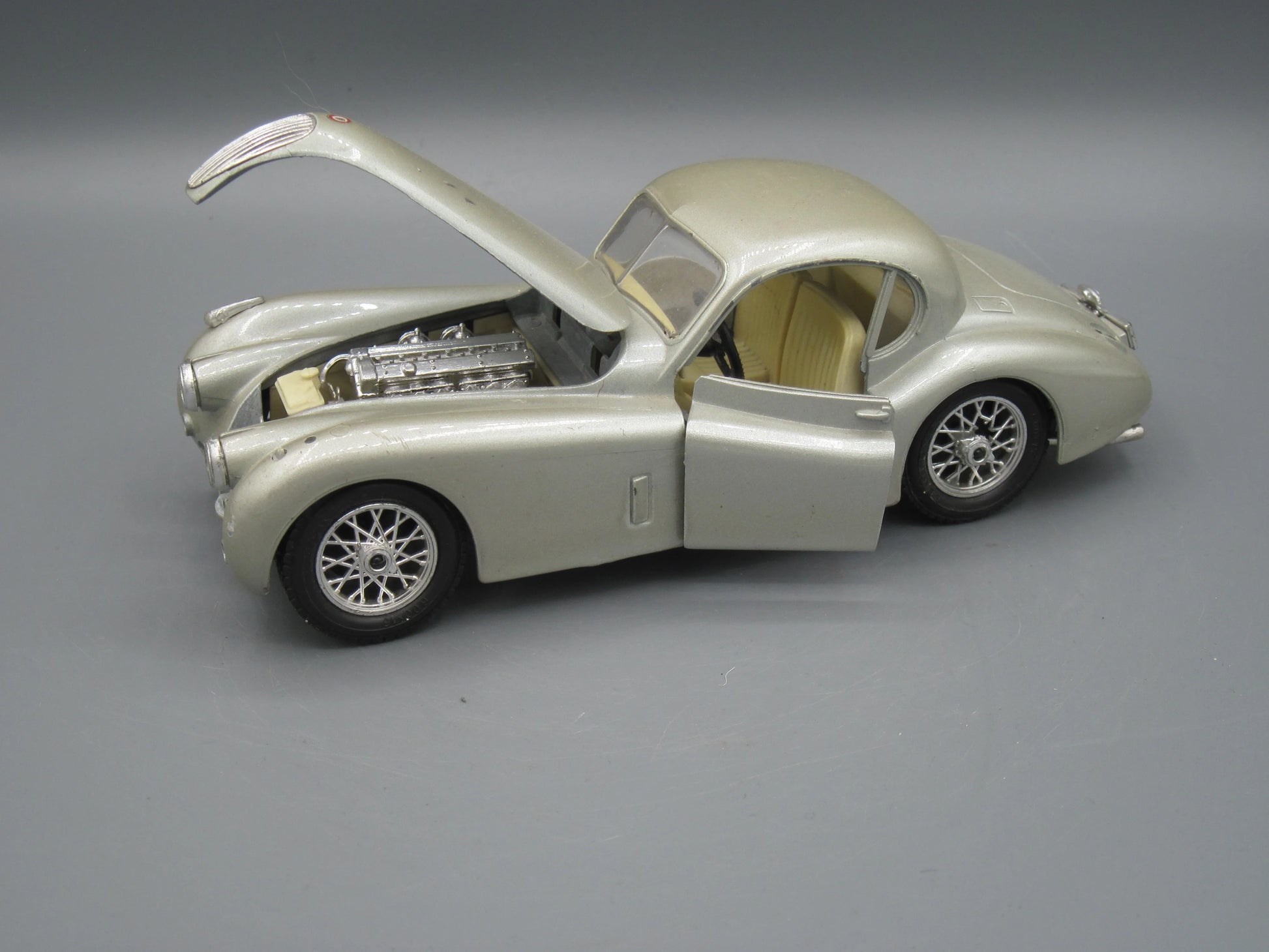 Bburago   Jaguar XK 120 1948 Silver