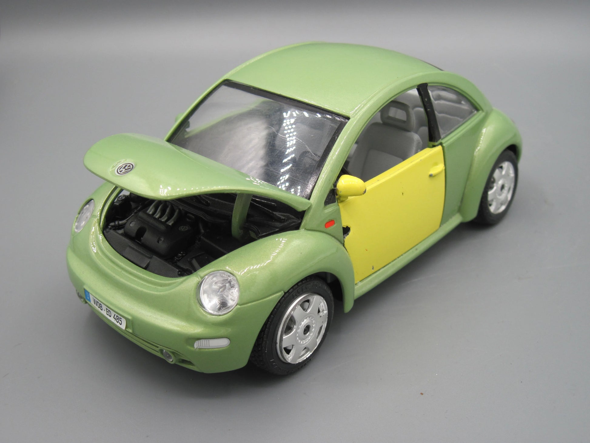 Bburago   Volkswagen New Beetle 1998 Green