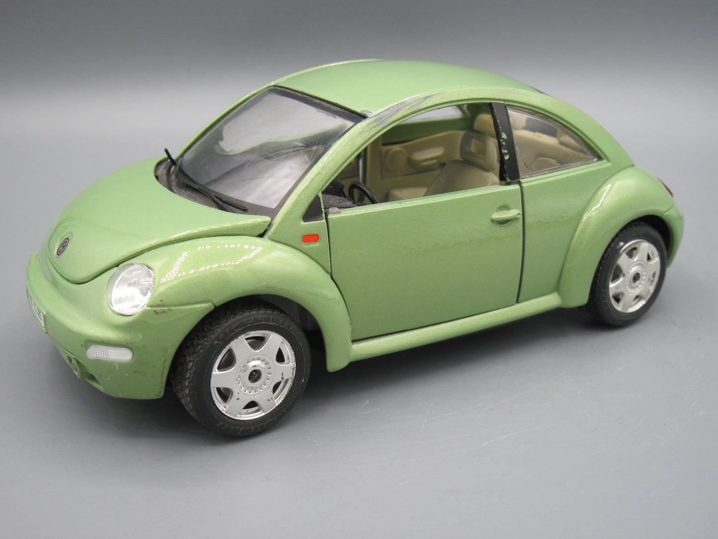 Bburago   Volkswagen New Beetle 1998 Green