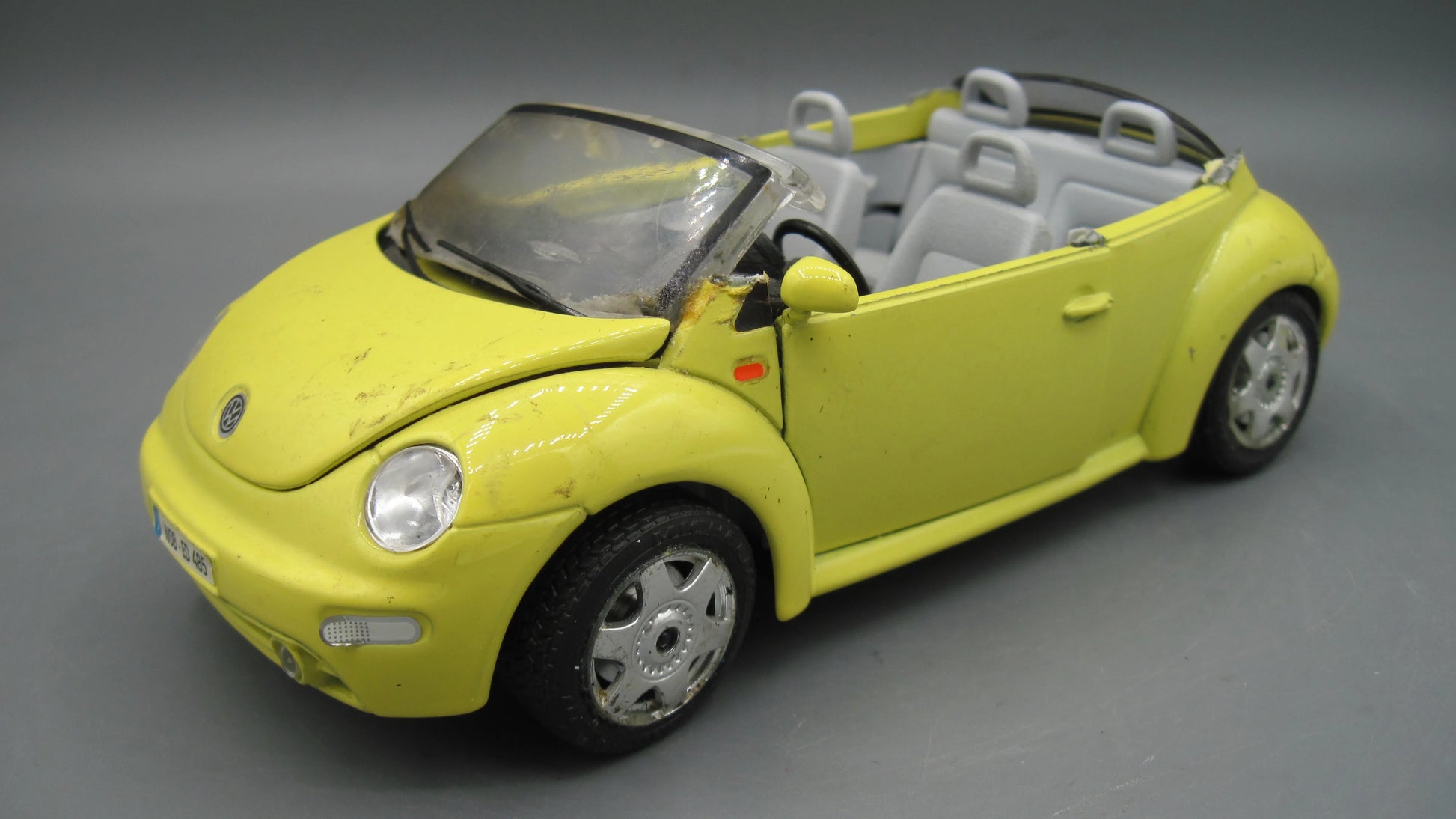 Bburago   Volkswagen New Beetle 1998 Yellow