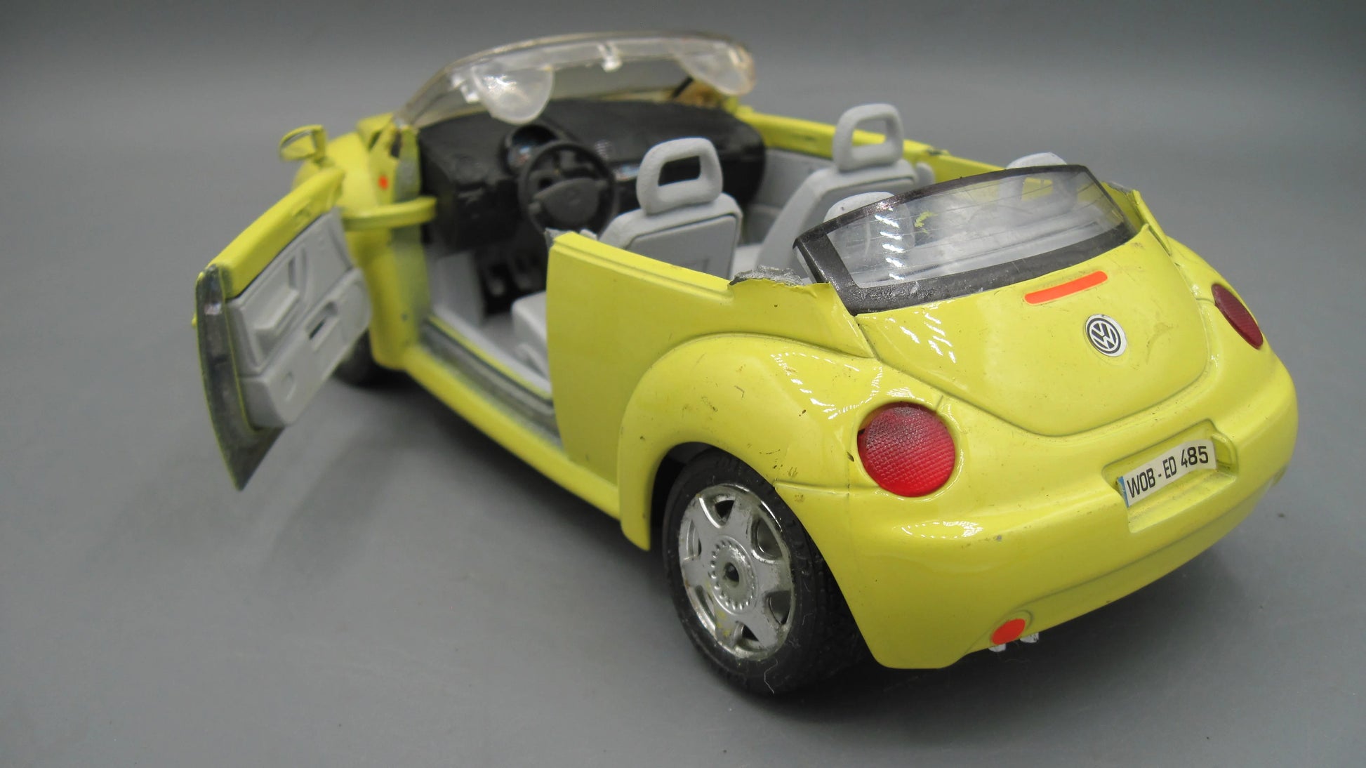 Bburago   Volkswagen New Beetle 1998 Yellow